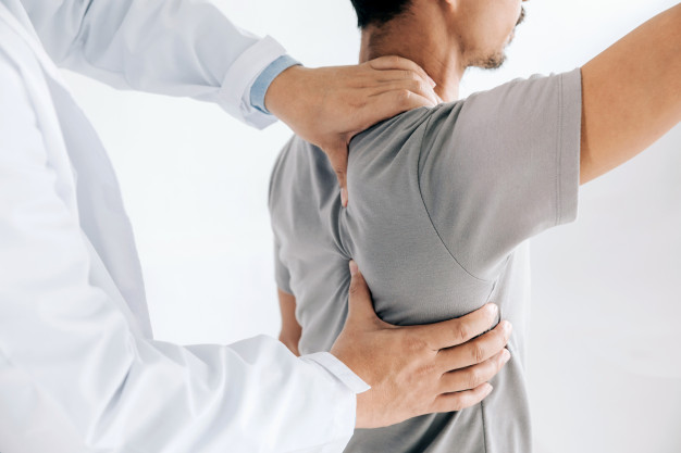 https://www.fisiohouse.it/wp-content/uploads/2021/03/physiotherapist-doing-healing-treatment-man-s-back-back-pain-patient-treatment_38391-395.jpg